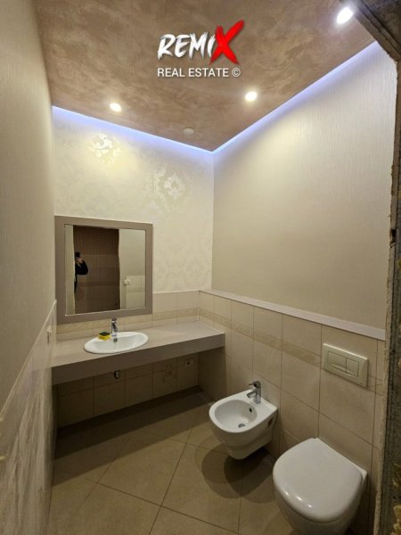 Durres, jepet me qera dyqan Kati 1, 92 m² 850 €