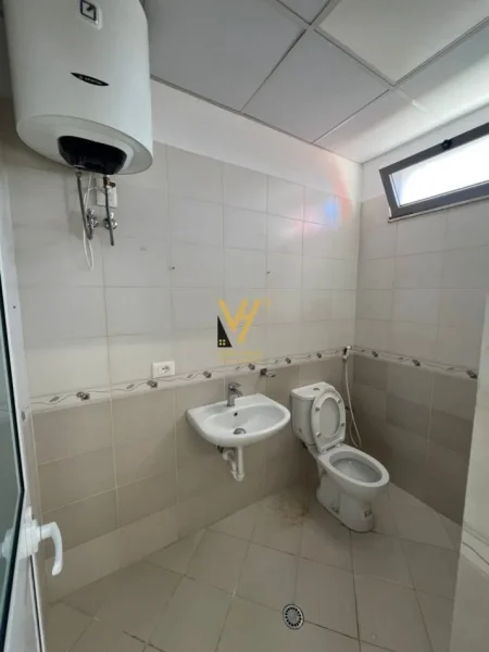 Tirane, jepet me qera zyre Kati 2, 120 m² 600 € (SAUK)