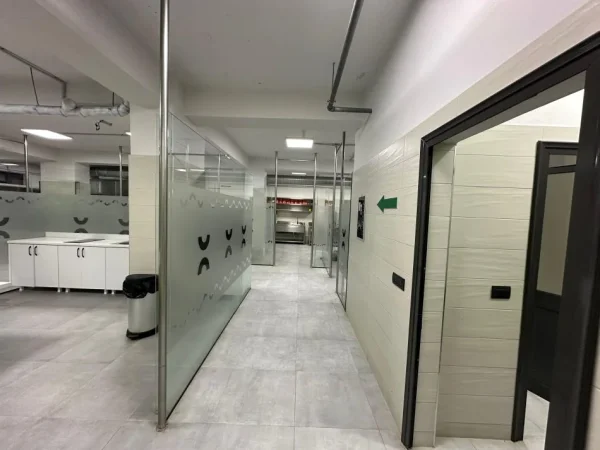 Tirane, jepet me qera magazine Kati -1, 1.200 m² 8.000 € (kthesa e kamzes)