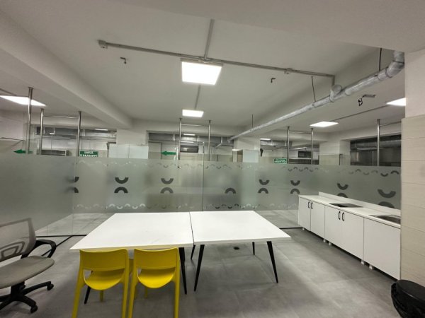 Tirane, jepet me qera magazine Kati -1, 1.200 m² 8.000 € (kthesa e kamzes)