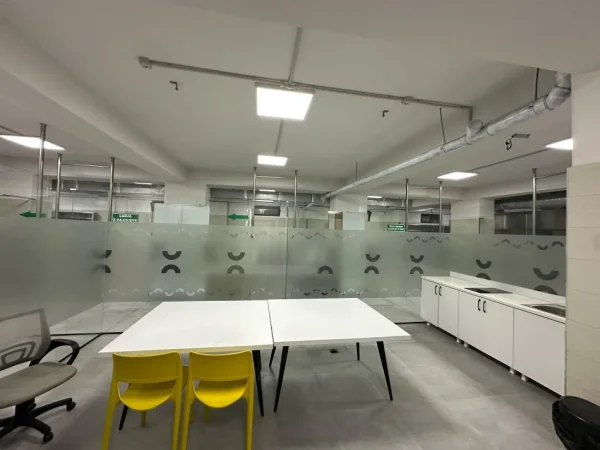 Tirane, jepet me qera magazine Kati -1, 1.200 m² 8.000 € (kthesa e kamzes)