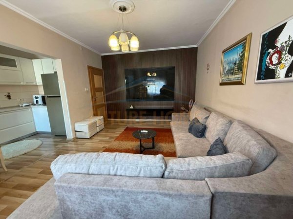 Tirane, shes apartament 1+1 Kati 3, 59 m² 135.000 € (Prane pallatit me shigjeta)