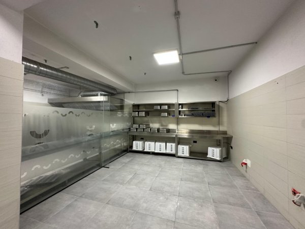 Tirane, jepet me qera magazine Kati -1, 1.200 m² 8.000 € (kthesa e kamzes)