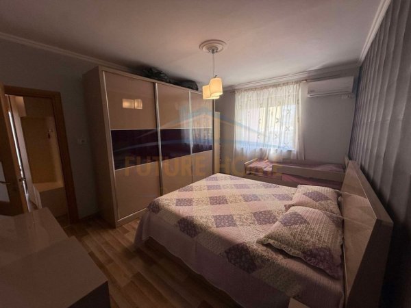 Tirane, shes apartament 1+1 Kati 3, 59 m² 135.000 € (Prane pallatit me shigjeta)