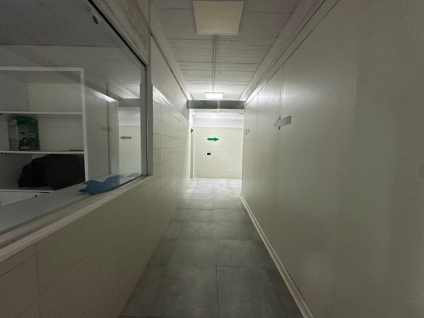Tirane, jepet me qera magazine Kati -1, 1.200 m² 8.000 € (kthesa e kamzes)