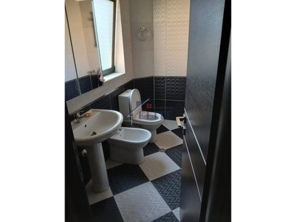 Tirane, jepet me qera shtepi 2+1+Ballkon Kati 2, 100 m² 400 € (Shkoze)
