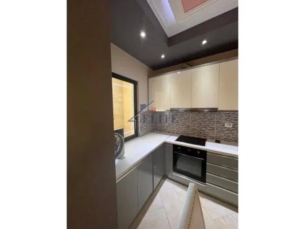 Tirane, jepet me qera shtepi 2+1+Ballkon Kati 2, 100 m² 400 € (Shkoze)