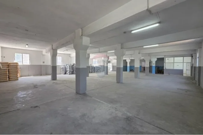 Tirane, jepet me qera magazine Kati 0, 700 m² 1.400 € (SHKOLLA BAJRAM CURRI)