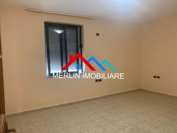 Tirane, jepet me qera zyre Kati 1, 62 m² 500 € (RRUGA MUHAMET GJOLLESHA)
