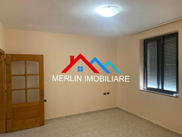 Tirane, jepet me qera zyre Kati 1, 62 m² 500 € (RRUGA MUHAMET GJOLLESHA)