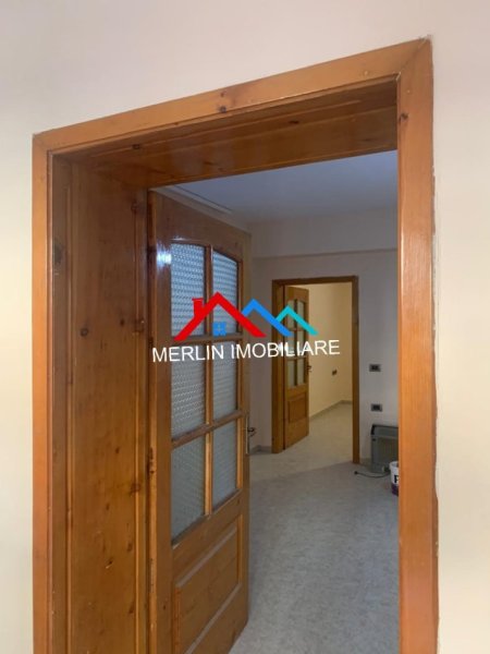 Tirane, jepet me qera zyre Kati 1, 62 m² 500 € (RRUGA MUHAMET GJOLLESHA)