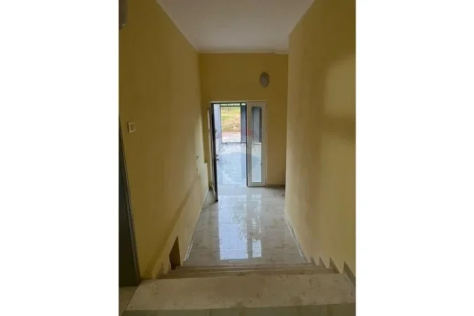 Tirane, shitet Vile , 220.000 € (Paskuqan)