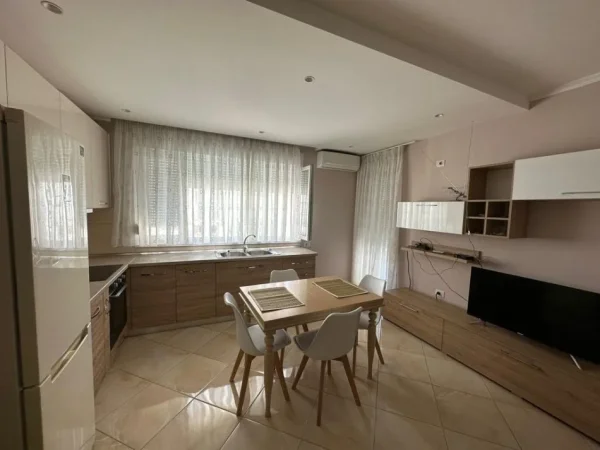 Tirane, jepet me qera apartament 1+1+Ballkon Kati 4, 65 m² 600 € 