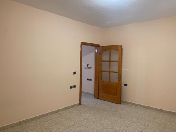 Tirane, jepet me qera apartament 1+1+Ballkon Kati 1, 65 m² 500 € (RRUGA E KAVAJES)