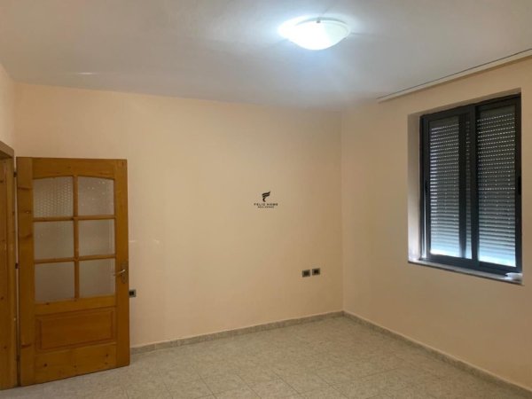 Tirane, jepet me qera apartament 1+1+Ballkon Kati 1, 65 m² 500 € (RRUGA E KAVAJES)