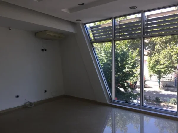 Tirane, jepet me qera zyre Kati 2, 45 m² 800 € 