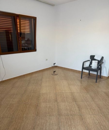 Tirane, jepet me qera apartament 3+1 Kati 4, 450 m² 450 € (SIRI KODRA)