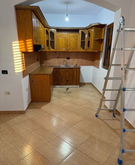 Tirane, jepet me qera apartament 3+1 Kati 4, 450 m² 450 € (SIRI KODRA)