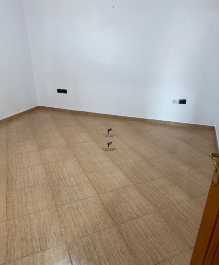Tirane, jepet me qera apartament 3+1 Kati 4, 450 m² 450 € (SIRI KODRA)
