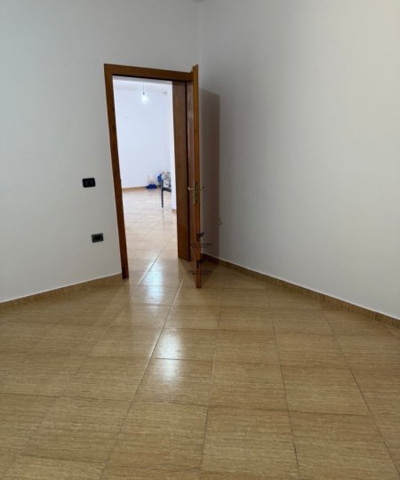 Tirane, jepet me qera apartament 3+1 Kati 4, 450 m² 450 € (SIRI KODRA)