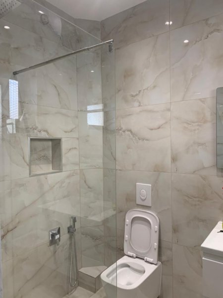 Tirane, jepet me qera zyre Kati 1, 62 m² 450 € (Rruga Muhamet Gjollesha)