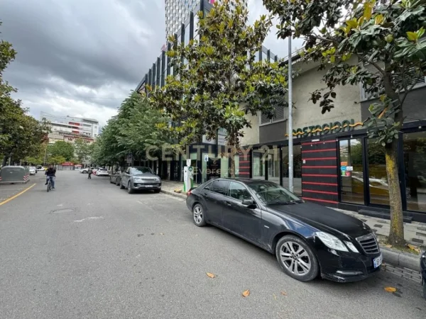 Tirane, jepet me qera ambjent biznesi Kati 1, 189 m² 5.000 € 