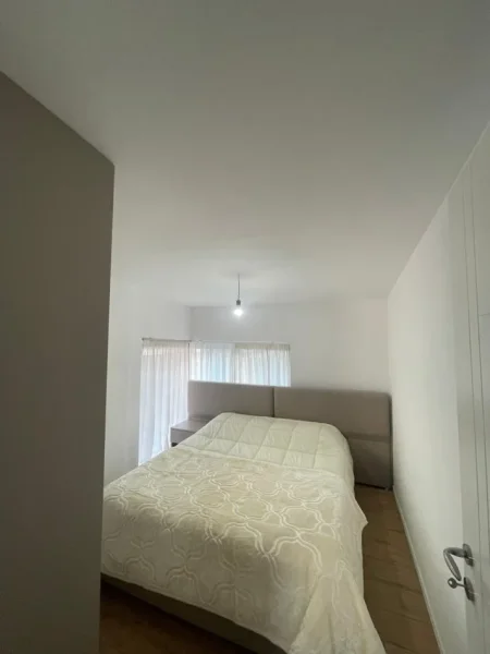 Tirane, jepet me qera shtepi 2+1 Kati 1, 350 € (Kombinat)