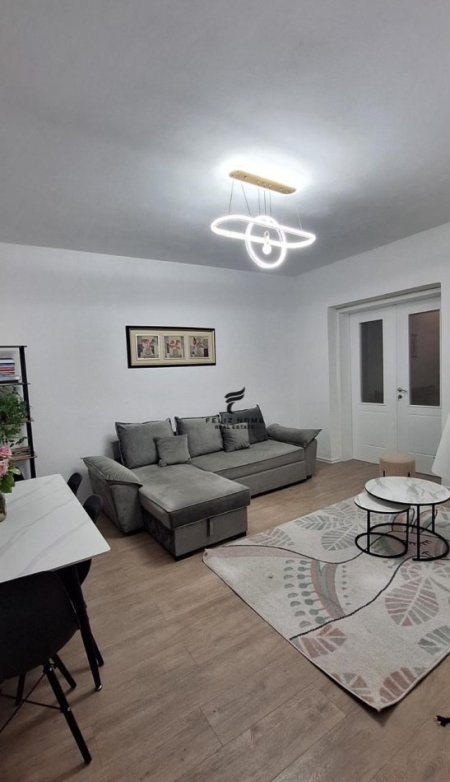 Tirane, jepet me qera apartament 1+1+Ballkon Kati 2, 75 m² 500 € (RRUGA E BARRIKADAVE)