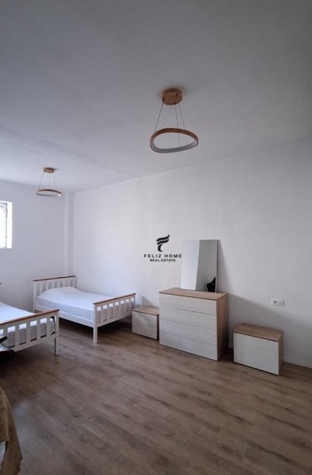 Tirane, jepet me qera apartament 1+1+Ballkon Kati 2, 75 m² 500 € (RRUGA E BARRIKADAVE)