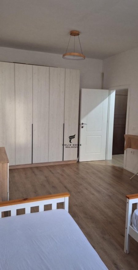 Tirane, jepet me qera apartament 1+1+Ballkon Kati 2, 75 m² 500 € (RRUGA E BARRIKADAVE)