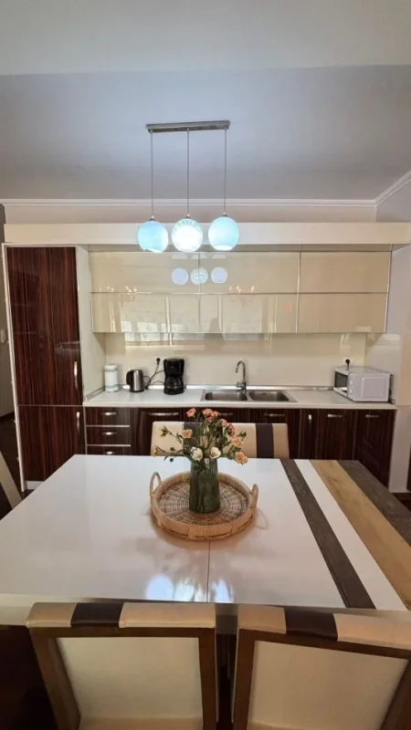 Tirane, jepet me qera apartament 2+1 , 120 m² 1.200 € 