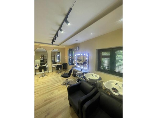 Tirane, jepet me qera ambjent biznesi Kati 2, 74 m² 700 € (Pallatet Agimi.)