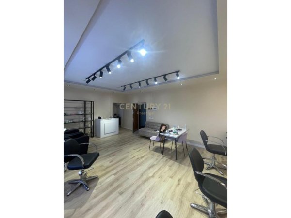 Tirane, jepet me qera ambjent biznesi Kati 2, 74 m² 700 € (Pallatet Agimi.)