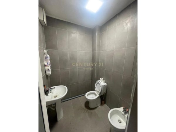 Tirane, jepet me qera ambjent biznesi Kati 2, 74 m² 700 € (Pallatet Agimi.)