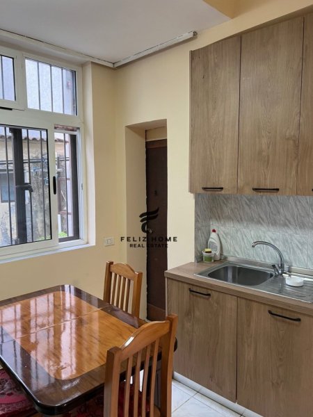 Tirane, jepet me qera apartament 1+1 Kati 2, 55 m² 400 € (PAZARI I RI)