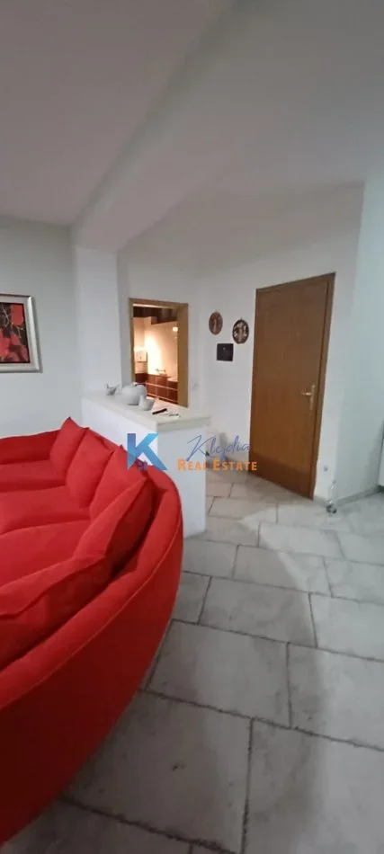 Tirane, jap me qera apartament 2+1 Kati 1, 85 m² (Afer Shkolles se Kuqe, Rruga Qemal Stafa)