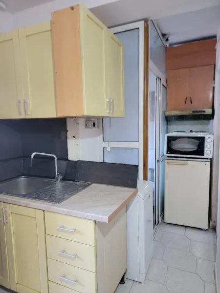 Tirane, jepet me qera apartament 1+1 Kati 1, 30 m² 250 € (RRUGA ALI BAUSHI)