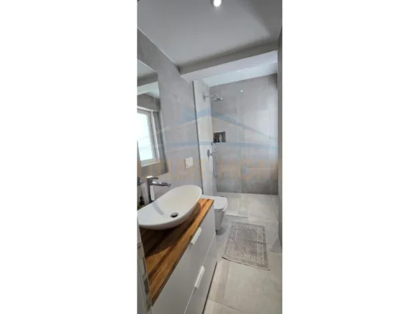 Durres, jepet me qera apartament 1+1+Ballkon Kati 3, 60 m² 400 € (Durres ,Pran Muzeut te Deshmorve)