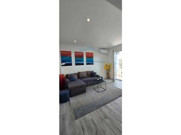 Durres, jepet me qera apartament 1+1+Ballkon Kati 3, 60 m² 400 € (Durres ,Pran Muzeut te Deshmorve)