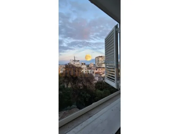 Durres, jepet me qera apartament 1+1+Ballkon Kati 3, 60 m² 400 € (Durres ,Pran Muzeut te Deshmorve)