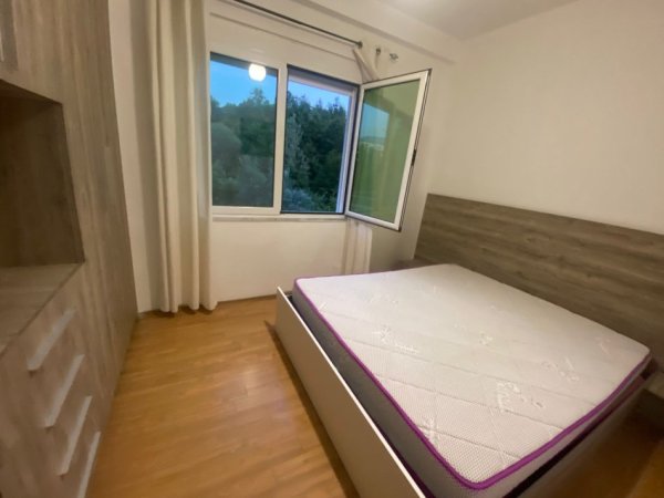 Tirane, jepet me qera apartament 1+1 Kati 2, 50 m² 500 € (Rruga hamdi sina)