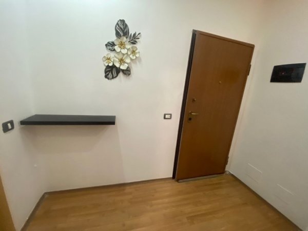 Tirane, jepet me qera apartament 1+1 Kati 2, 50 m² 500 € (Rruga hamdi sina)