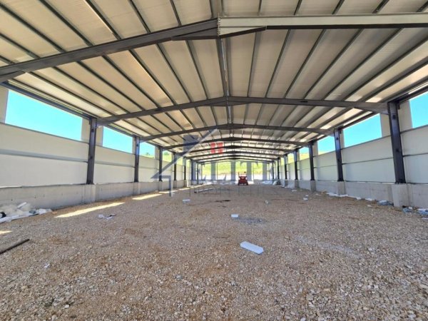 Tirane, shitet magazine Kati 0, 1.400 m² 1.100.000 € (Marikaj)