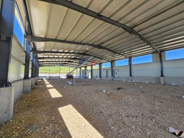 Tirane, shitet magazine Kati 0, 1.400 m² 1.100.000 € (Marikaj)