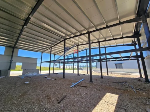 Tirane, shitet magazine Kati 0, 1.400 m² 1.100.000 € (Marikaj)