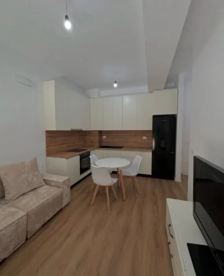 Tirane, jepet me qera apartament 1+1+Ballkon Kati 1, 60 m² 400 € (Kaimi)