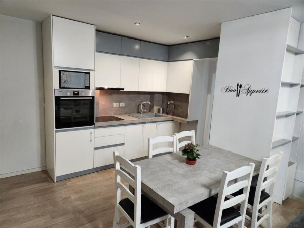 Tirane, jepet me qera apartament 1+1 Kati 0, 500 € (Bill klinton)