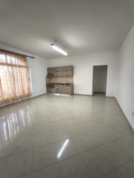Tirane, jepet me qera apartament 1+1 Kati 1, 320 € (Kodra e priftit)