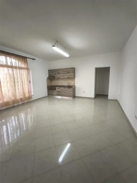 Tirane, jepet me qera apartament 1+1 Kati 1, 320 € (Kodra e priftit)