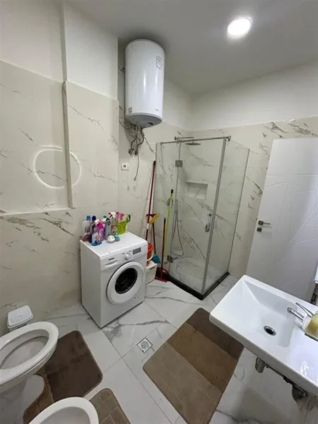 Tirane, jepet me qera apartament 1+1 Kati 1, 120 m² 650 € (Liqeni i thate)